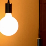 Энергосберегающая игра в блэкджек дома с планшетом